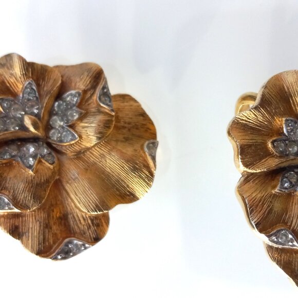 Crown Trifari Pansy Earrings, Clip on Gold, Plated, Rhinestone Crystals, Vintage - Picture 5 of 14